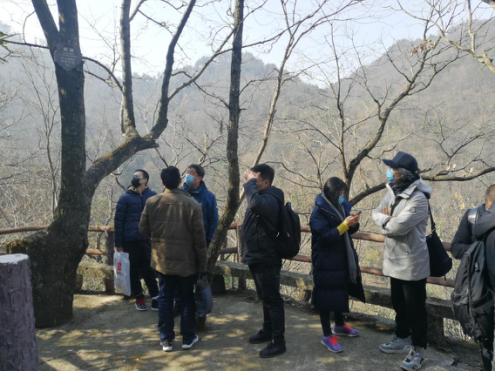 文旅投公司組織開展銅鑼寨景區(qū)標識導視系統(tǒng)規(guī)劃設計方案現(xiàn)場勘驗工作
